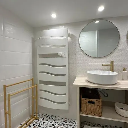 Holiday home Au Puy De Paugnat Charbonnieres-les-Varennes